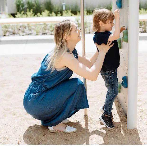 Madre jugando con su hijo en un parque