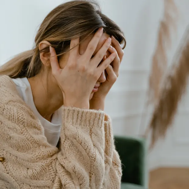 Mujer estresada con las manos en la cara